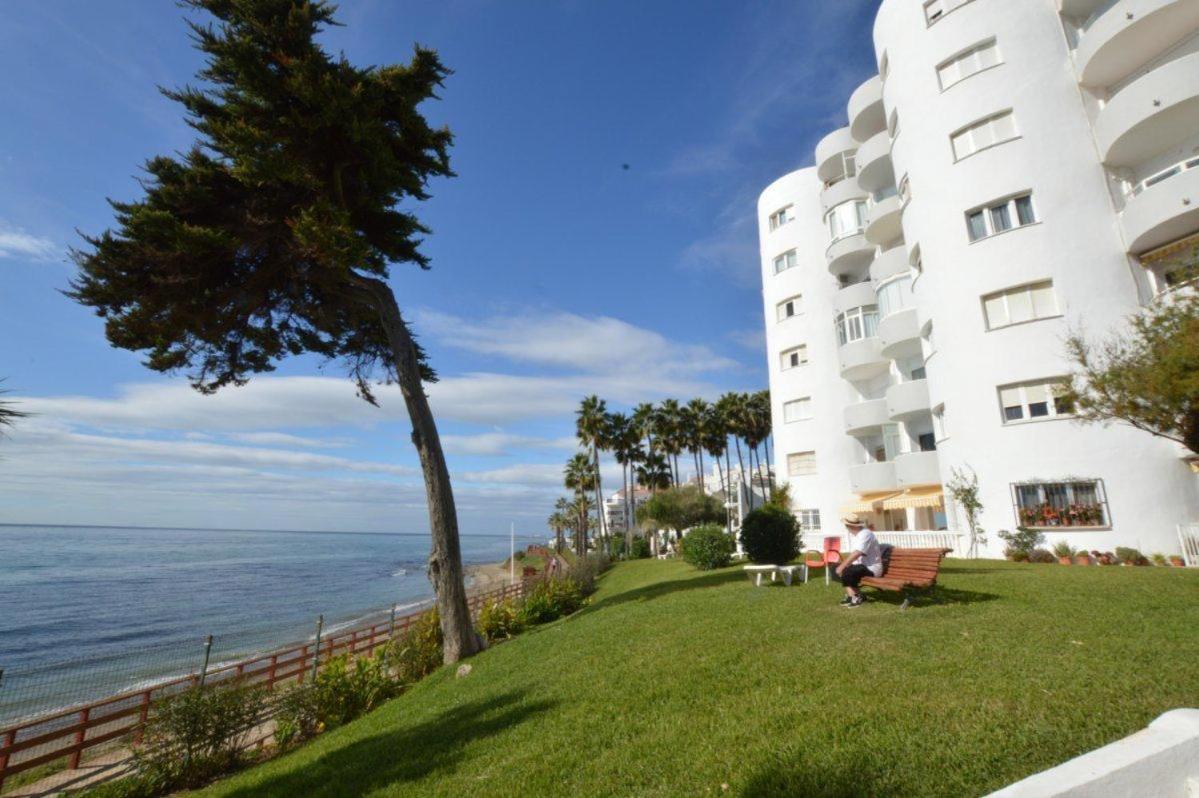 Beachfront Apartment In Calahonda MIJAS COSTA Esterno foto